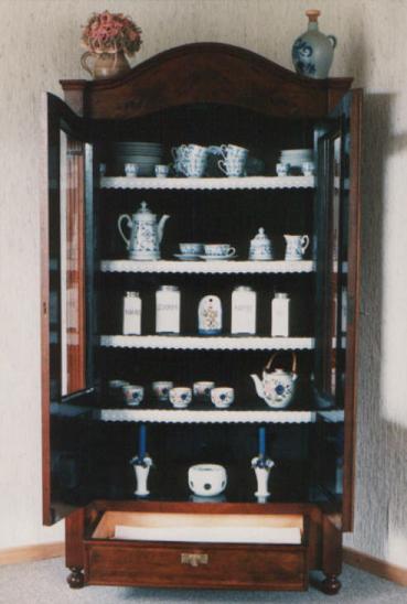 Nussbaumvitrine02.jpg